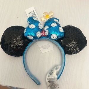 Minnie Mouse Sequined Ear Headband with daisy.